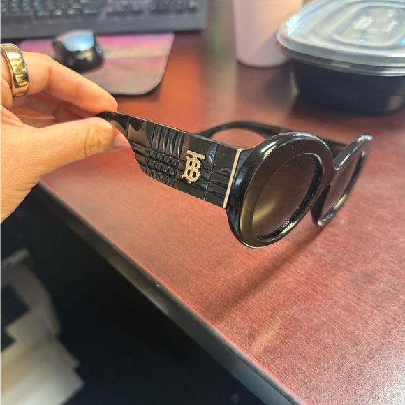 Burberry Black Sunglasses with Beige Case main image 4